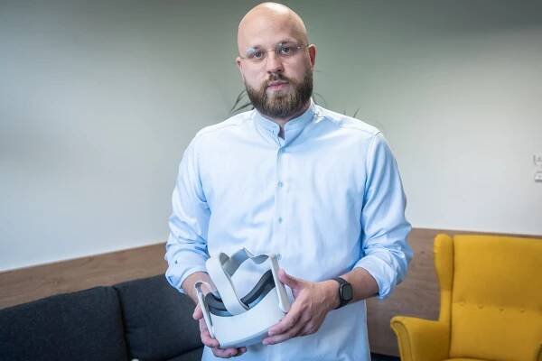 Psychológ Martin Polák využíva pri terapii fóbií aj virtuálnu realitu. „Užívateľ vie, že to, čo...