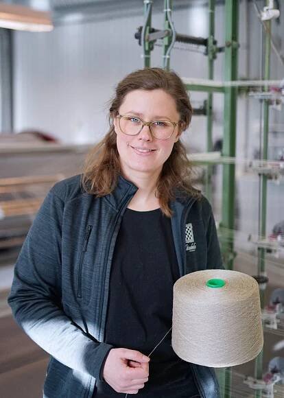 Therese Henner, warper at Klässbols Linneväveri