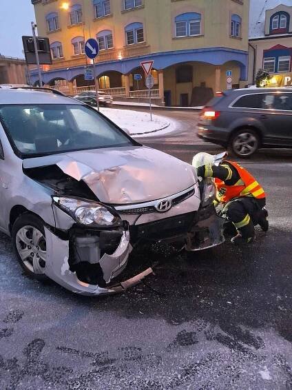 Hasiči zasahují u dopravní nehody čtyř osobních automobilů… | POŽÁRY.cz - ohnisko žhavých zpráv | hasiči aktuálně
