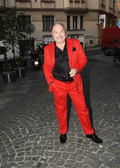 Byli dráždit býky? Michal David v rudém obleku, jeho žena v modelu jako zebra
