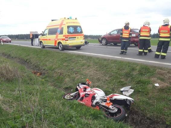 Hasiči pomáhali u vážné dopravní nehody osobního automobilu a tří motocyklů na Bruntálsku | POŽÁRY.cz - ohnisko žhavých