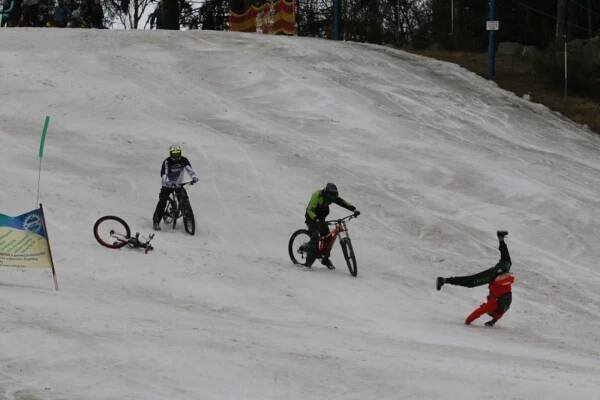 OBRAZEM: Fourcross snow slalom ovládl sjezdovku