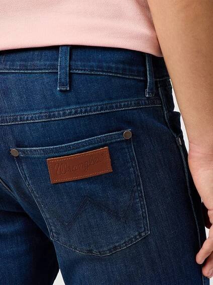 Pánské džíny WRANGLER Greensboro tmavě modré-seprané-34/32 | EXE JEANS | Specialisté na džíny Mustang, Cross, Mavi a další