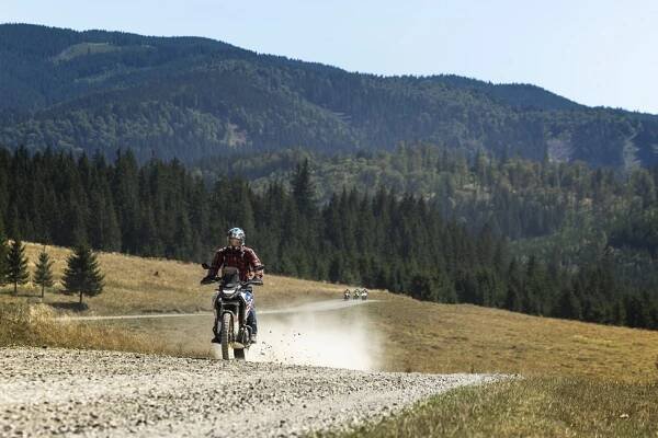 Prezident Petr Pavel na motorkářské dovolené v Rumunsku: Na motorce v horách