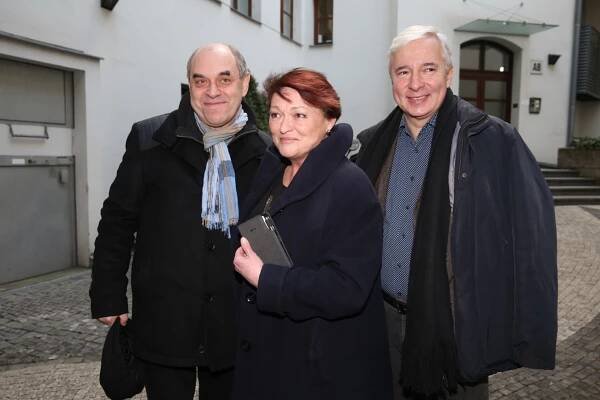 Vladislav Beneš na snímku s Miroslavem Táborským a Valerií Zawadskou. 