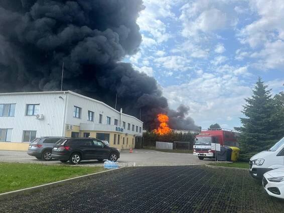 Požár průmyslové haly u Žebráku na Berounsku si vyžádal 15 zraněných hasičů | Modrá Hvězda Života 