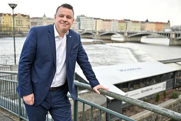 Sto tisíc lidí dostaneme na náměstí jen my, tvrdí Jindřich Rajchl