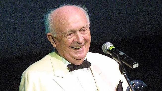 Slavný režisér (100) měl slabost pro ženy. Poměr s vdanou dámou, sex s Adinou Mandlovou i o 40 let mladší manželka