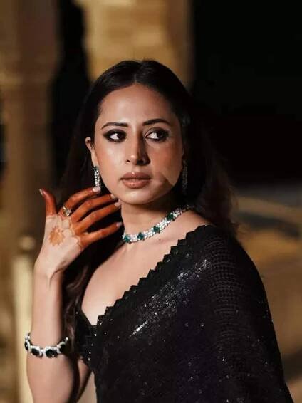 Sargun Mehta’s midnight sparkle: A black saree that screams elegance