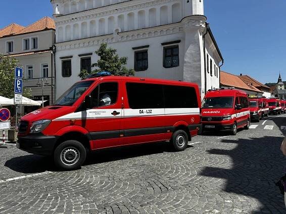 Hasiči v Sušici slavili ve velkém, ohromili vodní fontánou i spanilou jízdou