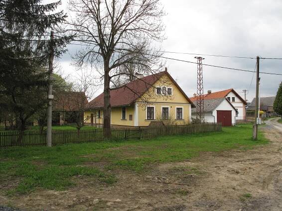 Soubor:Mlýnec (Poleň), domy II.jpg