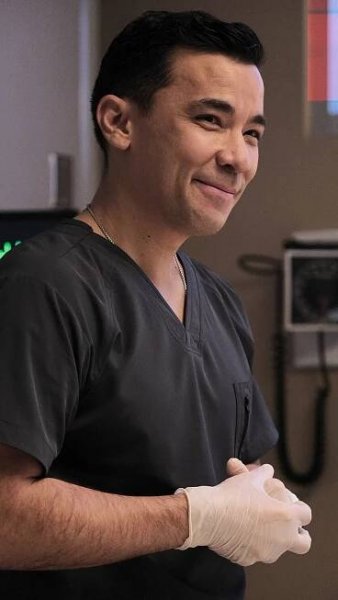 Doktoři - Zádušní mše a vzkříšení - Z filmu - Conrad Ricamora