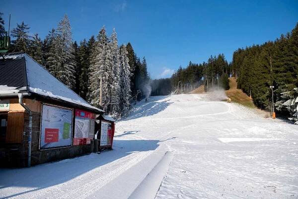Ski areál Bílá a Hotel Bauer. 4. prosince 2021.