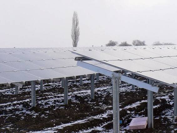 Obří sluneční elektrárna roste v poli u Velelib