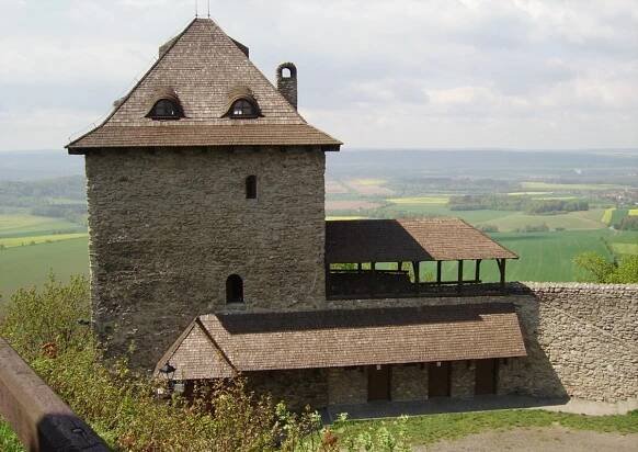 DRBNA HISTORIČKA: Hrad Starý Jičín strážil cestu do Polska. Potomek posledního vlastníka vaří v Německu pivo