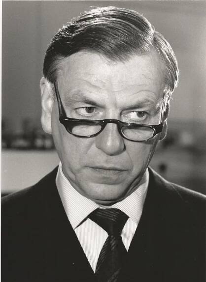 Kenneth Cranham as government man Hennessey