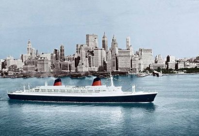 2088069 Arrival of the transatlantic liner France, in New York around 1960-1965; (add.info.: The steamer "France" ordered in July 1956 by JeanM); .
