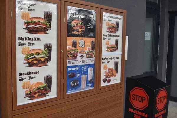 VIDEO: To si nemohli nechat ujít! Na burger zdarma čekaly v Hradci stovky lidí