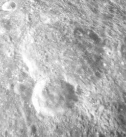 Kráter D'Arsonval Kráter Danjon AS17-M-1584.jpg