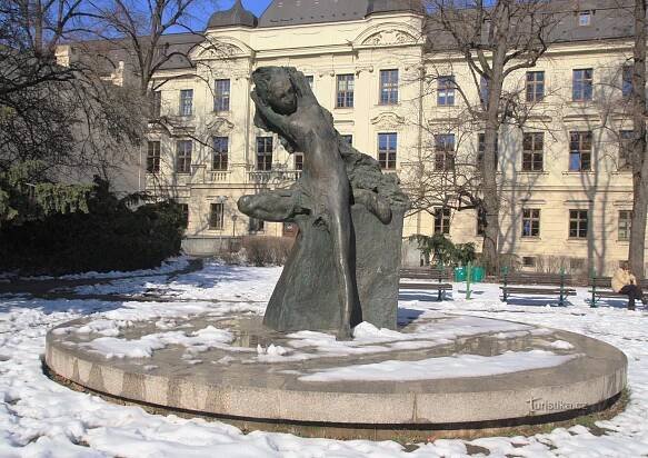 Brno - socha Lišky Bystroušky - Socha