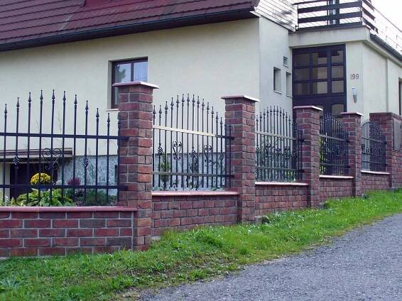 Vjezdové brány privátní - Posuvné, nesené | A-ZET spol. s r.o. Jablonec nad Nisou Liberec Azet - Vrata, Oplocení, Brány