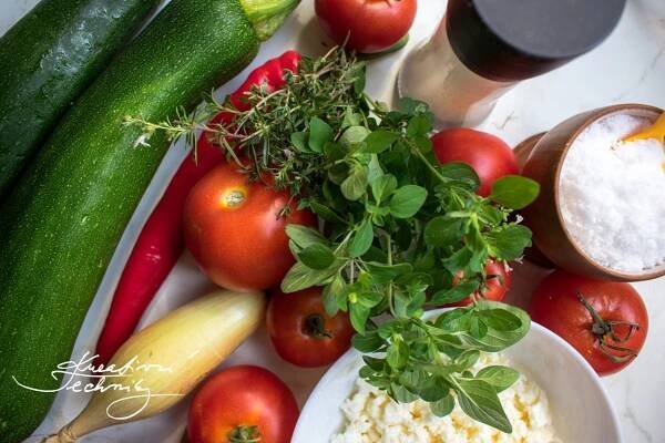Zapečená cuketa se sýrem. Zapečená cuketa s rajčaty. Zapečená cuketa recept. Zapečená cuketa recepty. Zapečená cuketa recept. Zapečené cukety. Zapečená cuketa recept vynikající. Pečené cukety. Pečená zelenina. Zapečená zelenina. Ratatouille. Cuketa. Cukety. Cukina. Cukína. Recepty z cukety. Cuketové recepty. Cuketa recept. Cuketa recepty. Bezmasá jídla recepty. Bezmasá jídla. Bezmasá jídla recepty na oběd. Bezmasé recepty. Bezmasé recepty na hlavní jídlo. Bezmasá jídla k obědu. Bezmasý oběd. Recept. Recepty.