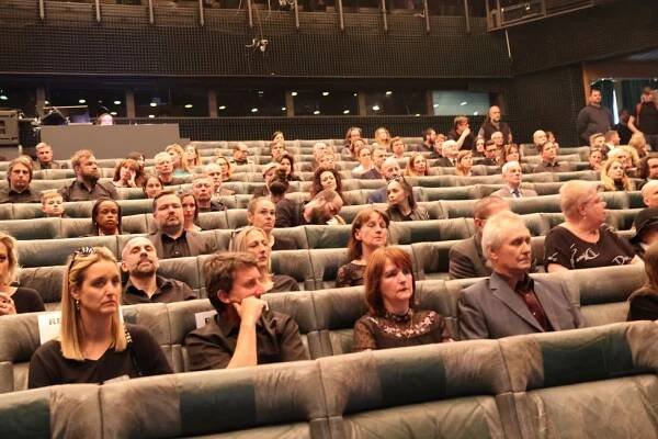 Pražská divadla připravují program: Klasické hry, premiéry, novoty i přeplavání Vltavy