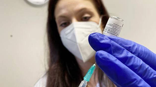 Zájemců o očkování proti covidu přibývá, doporučena je rezervace