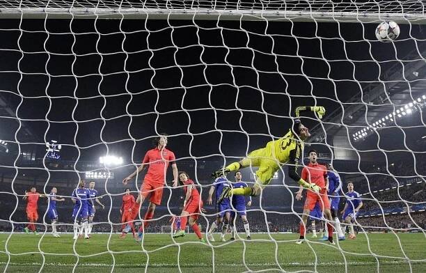 Chovali se jako banda dětí, tvrdí Ibrahimovic, že až hráči Chelsea donutili sudího, aby tasil červenou