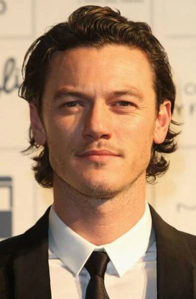 Luke evans being too handsome | Drácula a história nunca contada, Filmes de amor, Atores bonitos