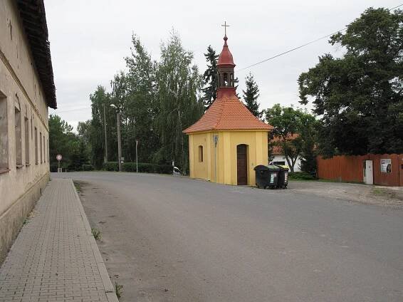 Soubor:Želechovice (Čížkovice), kaplička.JPG