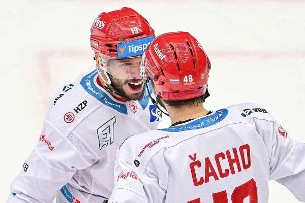 Finále play off hokejové extraligy - 6. zápas: HC Oceláři Třinec - HC Dynamo Pardubice, 26. dubna 2024, Třinec. (zleva) Patrik Hrehorčák z Třince a Viliam Čacho z Třince.