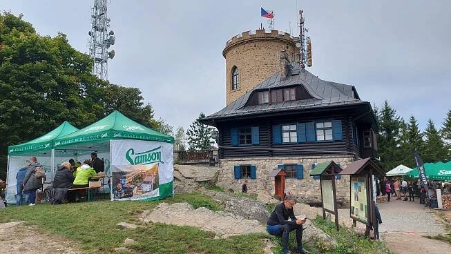 Trousili se na Kleť. Pro dobrou věc si k rozhledně vyšláply dvě stovky nadšenců