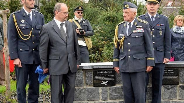 FOTO: Ve Slavíně odkryli desku plukovníka Trejtnara