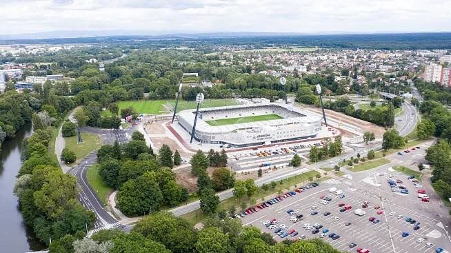 Nový stadion, původní lízátka. Fotky čerstvé chlouby Hradce Králové