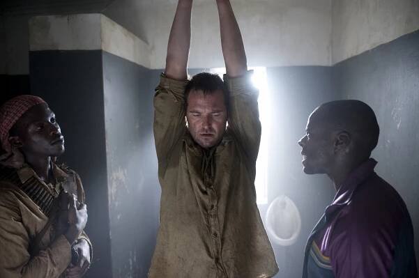 Protiúder - Epizoda 1 - Z filmu - Sullivan Stapleton, Anthony Oseyemi