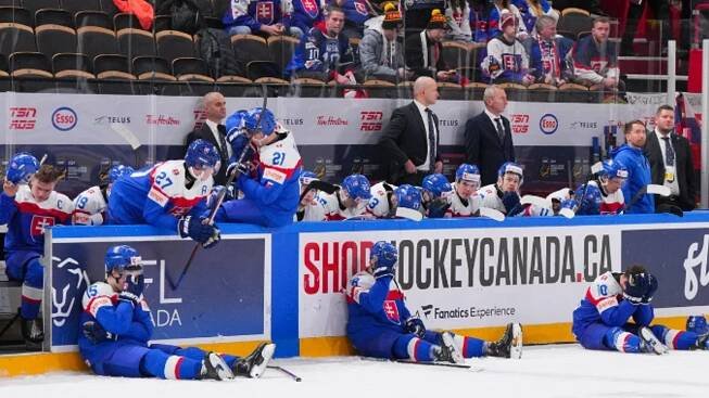 Slovenskí hokejisti smútia po vypadnutí z MS do 20 rokov 2024.