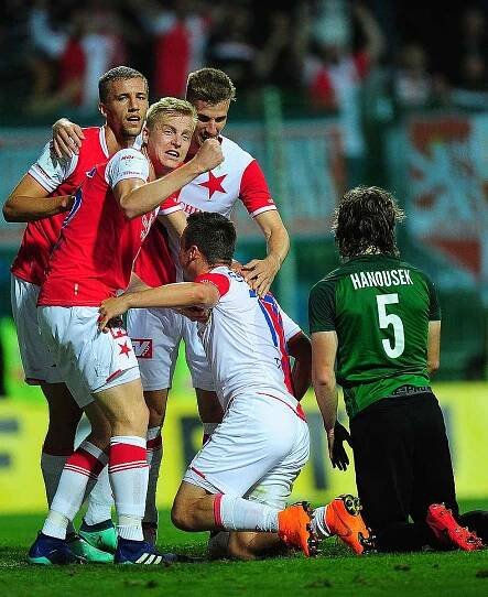 Fotbalové utkání finále MOL Cupu mezi celky SK Slavia Praha a FK Jablonec 9. května v Mladé Boleslavi. Klečící Stanislav Tecl oslavuje branku se spoluhráči.