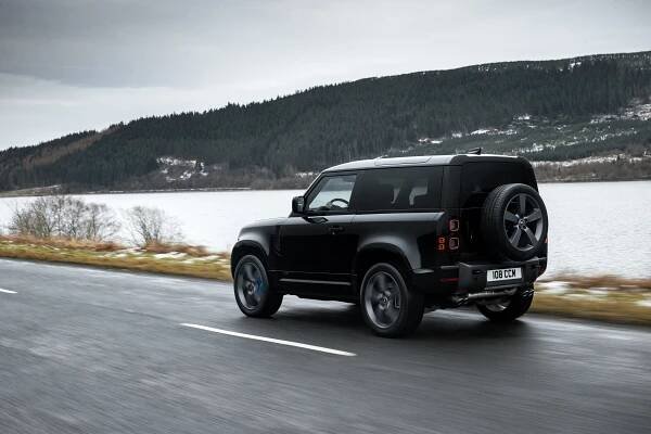 Land Rover Defender: Podrobné specifikace vozidel & Interaktivní nástroj pro srovnání