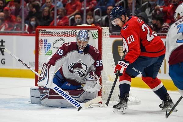 Soubor:Washington Capitals Lars Eller crashes the net vs Colorado - Brian Murphy - All-Pro Reels-4 (51635077482).jpg