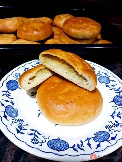 Fantastické pagáče z kynutého těsta se zelím a bramborami. | NejRecept.cz