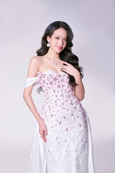 THANH THUY WEARS CHERRY BLOSSOM DRESS TO WIN MISS INTERNATIONAL – LE THANH HOA