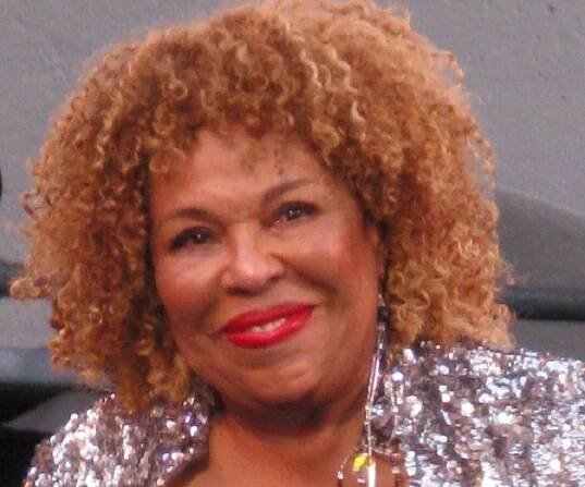 Roberta Flack Biography - Facts, Childhood, Family Life & Achievements