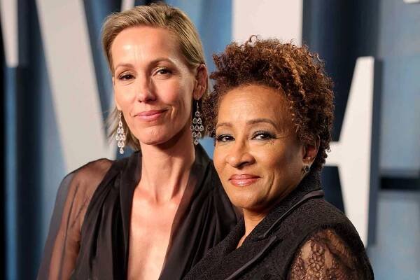 Alex Sykes and Wanda Sykes attend the 2022 Vanity Fair Oscar Party on March 27, 2022 in Beverly Hills, California.