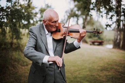 starší pán hraje na housle