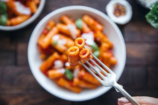 Penne all’arrabbiata. Rajčatové těstoviny, co zmizí dřív, než stihnete říct „al dente“ | Forbes
