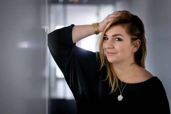 Komička Simona: V šiestich rokoch som zbierala mamine zuby zo zeme. Nemyslím si, že som reálne zažila detstvo