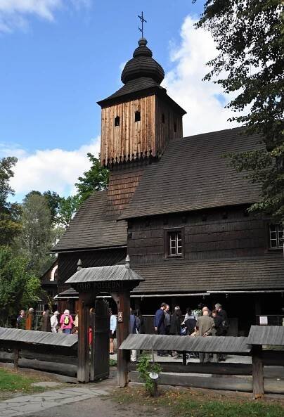 Valašský malíř Miloš Šimurda spočinul na Slavíně, jeho hrob zdobí mateřídouška