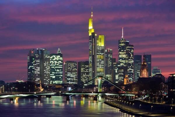 File:Frankfurt Am Main-Stadtansicht von der Deutschherrnbruecke zu Beginn der Abenddaemmerung.jpg - Wikimedia Commons