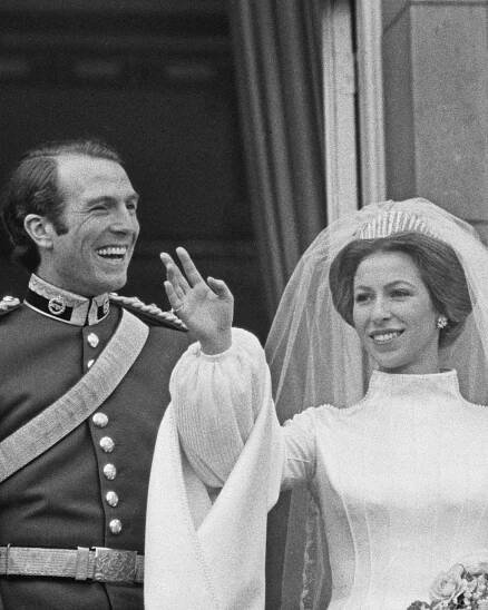 A Guide to Queen Elizabeth II’s Illustrious Collection of Diamond Jewelry 8